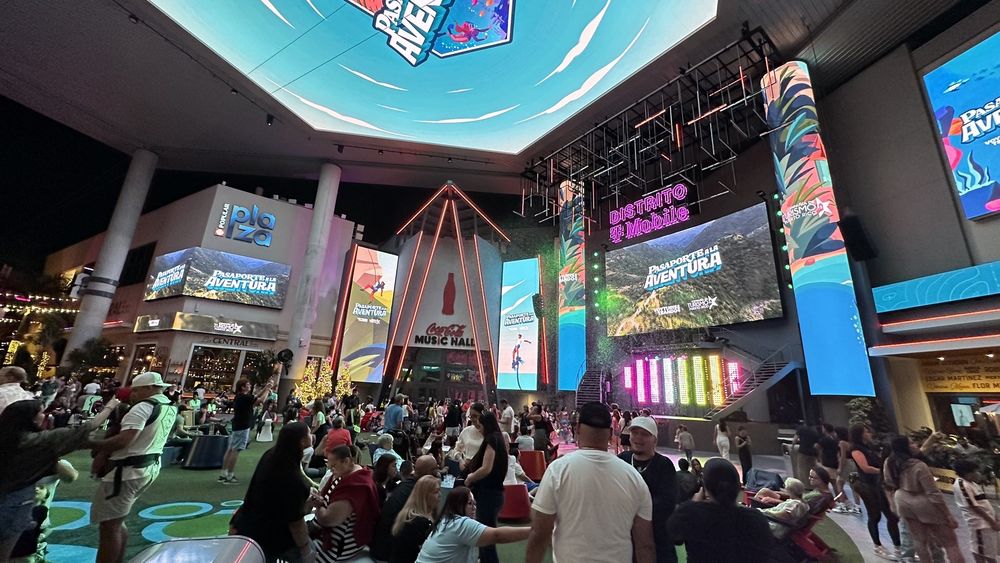 Distrito Tmobile Crowd Events Plaza Isla Verde Beach